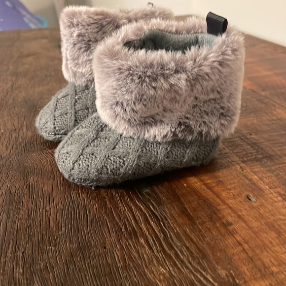 Great booties, 6-9 months, not worn - Picture 2 of 3